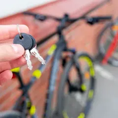 Skuteczne sposoby jak zabezpieczyć rower przed kradzieżą: 8 sprawdzonych metod