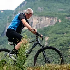 Jak zostać kolarzem MTB: niezbędne umiejętności i wymagania sprzętowe