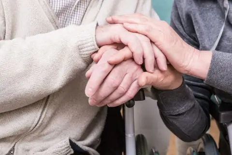 Dlaczego ręce się trzęsą? 5 zaskakujących przyczyn. Sprawdź!