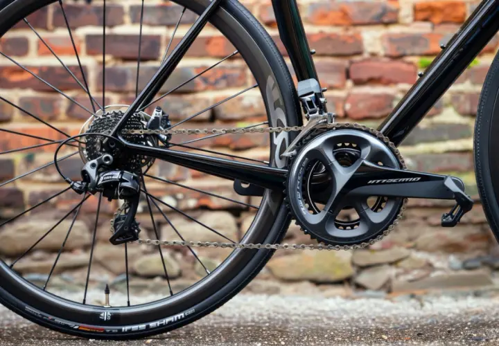 Przegląd grupy Shimano 105: Co oferuje ta popularna grupa?