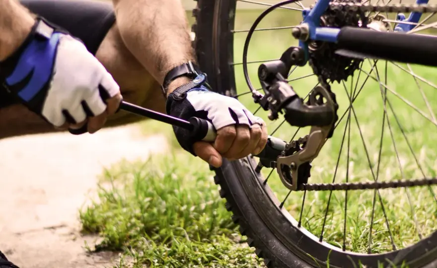 Jak napompować rower prawidłowo: poradnik dla początkujących rowerzystów